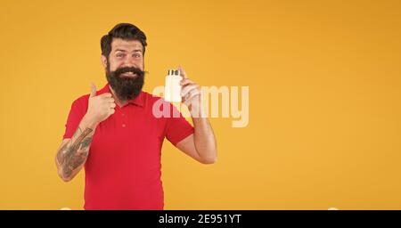 anabolisants et stéroïdes. brutaux barbu hipster homme tenir la vitamine. médicaments et médicaments. soins capillaires. pot de vaccin. Un homme souriant et heureux en bonne santé va préparer une boisson à base de protéines Shake. Espace de copie. Banque D'Images