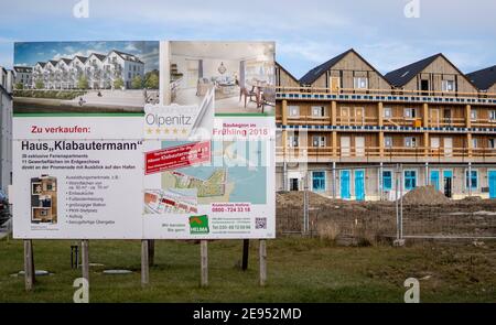 Olpenitz, Allemagne. 02 février 2021. Un panneau de vente annonce des appartements et des propriétés commerciales dans l'OstseeResort Olpenitz près de Kappeln. Credit: Axel Heimken/dpa/Alay Live News Banque D'Images