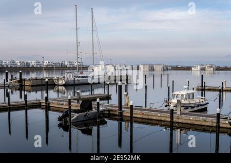 Olpenitz, Allemagne. 02 février 2021. Les nuages passent au-dessus des maisons et des appartements récemment construits de l'OstseeResort Olpenitz près de Kappeln. Credit: Axel Heimken/dpa/Alay Live News Banque D'Images