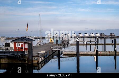 Olpenitz, Allemagne. 02 février 2021. Les nuages passent au-dessus des maisons et des appartements récemment construits de l'OstseeResort Olpenitz près de Kappeln. Credit: Axel Heimken/dpa/Alay Live News Banque D'Images