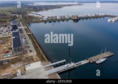 Olpenitz, Allemagne. 02 février 2021. Vue d'ensemble des maisons et appartements récemment construits de l'OstseeResort Olpenitz, ainsi que de la jetée près de Kappeln. (Vue aérienne avec drone) Credit: Axel Heimken/dpa/Alay Live News Banque D'Images
