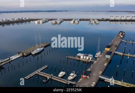 Olpenitz, Allemagne. 02 février 2021. Vue d'ensemble des maisons et appartements récemment construits de l'OstseeResort Olpenitz, ainsi que de la jetée près de Kappeln. (Vue aérienne avec drone) Credit: Axel Heimken/dpa/Alay Live News Banque D'Images