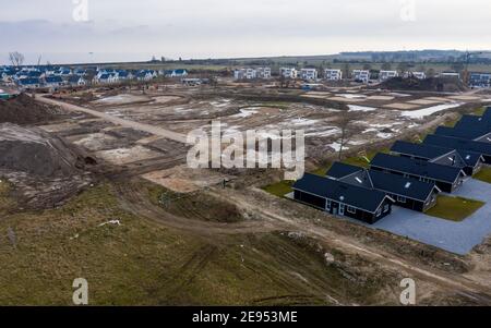 Olpenitz, Allemagne. 02 février 2021. Les nuages passent au-dessus des maisons et des appartements récemment construits de l'OstseeResort Olpenitz près de Kappeln. (Photo aérienne avec drone) Credit: Axel Heimken/dpa/Alay Live News Banque D'Images