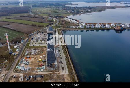 Olpenitz, Allemagne. 02 février 2021. Les nuages passent au-dessus des maisons et des appartements récemment construits de l'OstseeResort Olpenitz près de Kappeln. (Photo aérienne avec drone) Credit: Axel Heimken/dpa/Alay Live News Banque D'Images
