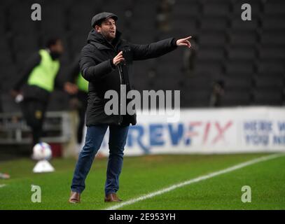 Lee Johnson, directeur de Sunderland, lors du match final du Trophée du Papa John's au stade MK de Bletchley. Date de la photo: Mardi 2 février 2021. Banque D'Images