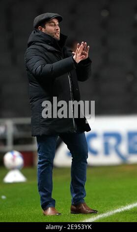 Lee Johnson, directeur de Sunderland, lors du match final du Trophée du Papa John's au stade MK de Bletchley. Date de la photo: Mardi 2 février 2021. Banque D'Images