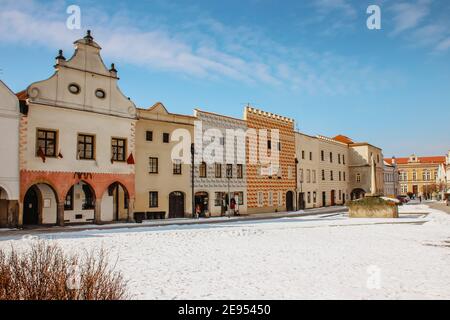 Telc, république tchèque, ville classée au patrimoine de l'UNESCO avec maisons Renaissance et baroques. Façades jaune, rose et vert aux couleurs vives avec peintures en plein air. Banque D'Images