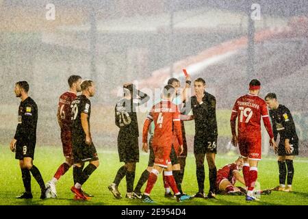 Crawley, Royaume-Uni. 02 février 2021. Hector Kyprianou #26 de Leyton Orient a reçu une carte rouge et est envoyé par Kevin Johnson (arbitre) à Crawley, Royaume-Uni le 2/2/2021. (Photo de Jane Stokes/News Images/Sipa USA) crédit: SIPA USA/Alay Live News Banque D'Images