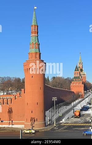 Tours du Kremlin de Moscou : Tour Spasskaya, Tour Tsarskaya, Tour Konstantino-Eleninskaya et Tour Beklemishevskaya Banque D'Images