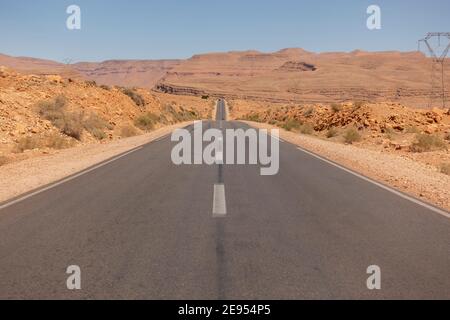 La route au milieu du désert au Maroc. Banque D'Images