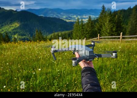 Démarrez le drone, en le lançant de la main. Petit flic moderne avec caméra dans la main de l'utilisateur, contre le ciel. Équipements technologiques. Banque D'Images