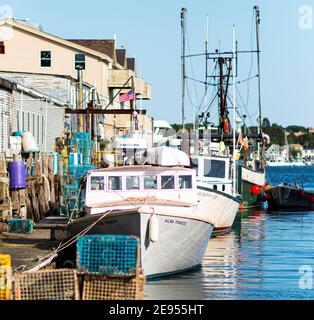 Portland, Maine, États-Unis - 25 juillet 2020 : bateaux de pêche et de pêche au homard amarrés dans un point d'entrée derrière les magasins et les restaurants avec des pièges à homard et des bouées sur le Do Banque D'Images