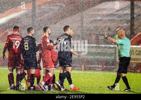 Crawley, Royaume-Uni. 02 février 2021. Hector Kyprianou #26 de Leyton Orient discutant avec Kevin Johnson (arbitre) dans la pluie battante après avoir reçu une carte rouge et envoyé à Crawley, Royaume-Uni le 2/2/2021. (Photo de Jane Stokes/News Images/Sipa USA) crédit: SIPA USA/Alay Live News Banque D'Images