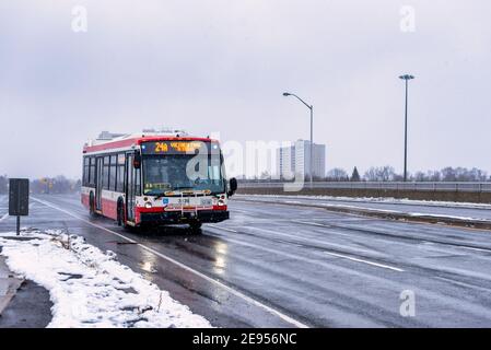 Bus TTC en voiture pendant une chute de neige à Toronto, Canada Banque D'Images