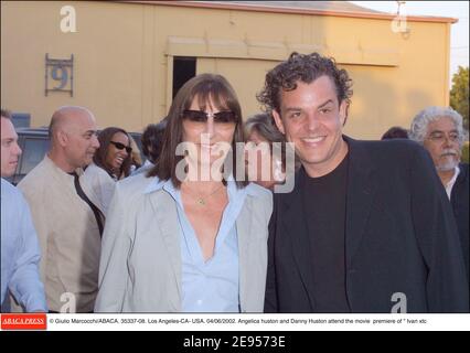 © Giulio Marcocchi/ABACA. 35337-08. Los Angeles-CA- États-Unis. 04/06/2002. Anjelica huston et Danny Huston assistent à la première du film d'Ivan xtc Banque D'Images