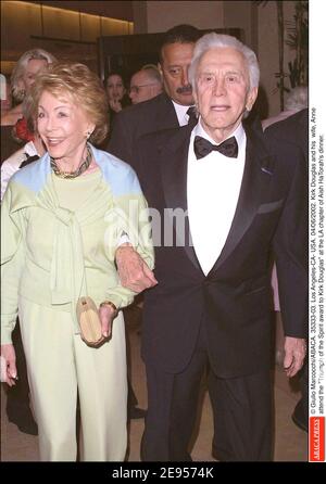 © Giulio Marcocchi/ABACA. 35333-03. Los Angeles-CA- États-Unis. 04/06/2002. KIRK Douglas et sa femme, Anne, assistent au Prix du triomphe de l'Esprit décerné à Kirk Douglas au chapitre LA du dîner d'Aish HaTorah. Banque D'Images