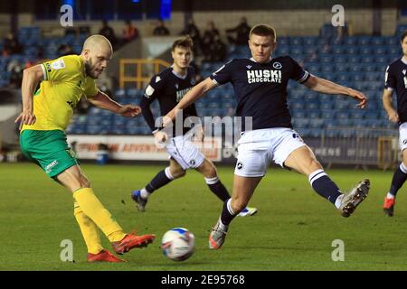 Londres, Royaume-Uni. 02 février 2021. Teemu Pukki de Norwich City (L) a un tir à but bloqué par Shaun Hutchinson de Millwall (R). EFL Skybet Championship Match, Millwall v Norwich City au Den à Londres le mardi 2 février 2021. Cette image ne peut être utilisée qu'à des fins éditoriales. Utilisation éditoriale uniquement, licence requise pour une utilisation commerciale. Aucune utilisation dans les Paris, les jeux ou les publications d'un seul club/ligue/joueur. photo par Steffan Bowen/Andrew Orchard sports photographie/Alay Live news crédit: Andrew Orchard sports photographie/Alay Live News Banque D'Images