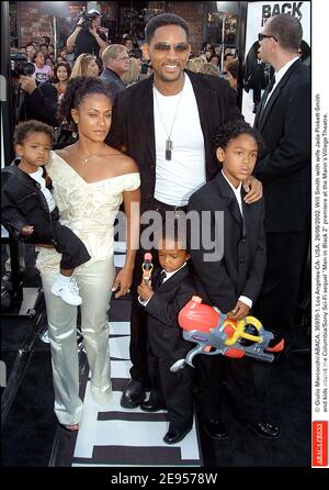 © Giulio Marcocchi/ABACA. 35970-1. Los Angeles-CA- États-Unis. 26/06/2002. Will Smith avec sa femme Jada Pinkett-Smithand, les enfants assistent à la première Columbia/Sony Sci-Fi Sequel Men in Black 2 au Mann's Village Theatre. Banque D'Images