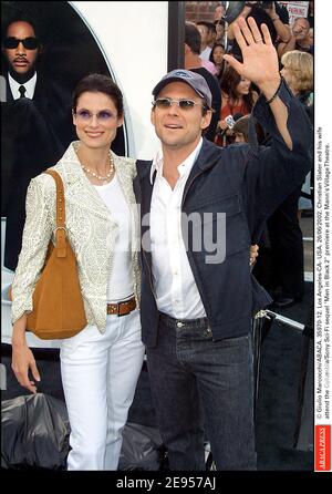 © Giulio Marcocchi/ABACA. 35970-12. Los Angeles-CA- États-Unis. 26/06/2002. Christian Slater et son wifetend la suite Columbia/Sony Sci-Fi Men in Black 2 première au Mann's Village Theatre. Banque D'Images