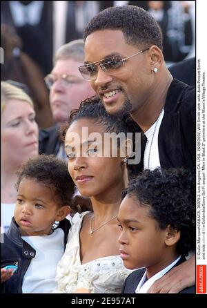 © Giulio Marcocchi/ABACA. 35970-2. Los Angeles-CA- États-Unis. 26/06/2002. Will Smith avec sa femme Jada Pinkett-Smithand, les enfants assistent à la première Columbia/Sony Sci-Fi Sequel Men in Black 2 au Mann's Village Theatre. Banque D'Images