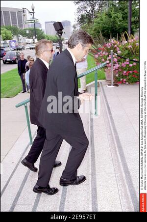 © Giulio Marcocchi/ABACA. 36161-2. Los Angeles-CA-USA, 3/7/2002. George Clooney assiste aux services commémoratifs de sa tante, Rosemary Clooney, à l'église du shperd à Beverly Hills Banque D'Images