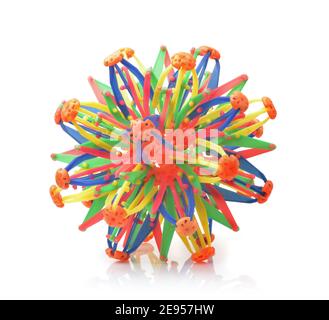 Sphère de jouet colorée transformable isolée sur blanc Banque D'Images