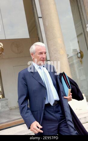 Le ministre français de l'éducation nationale, de l'enseignement supérieur et de la recherche, Gilles de Robien, quitte le premier conseil des ministres de 2006, à l'Elysée Palace, à Paris, en France, le 3 janvier 2006. Photo de Bruno Klein/ABACAPRESS.COM Banque D'Images