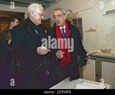 L'ancien Premier ministre Lionel Jospin (L) et le député français Henri Emmanuelli ont visité la maison natale du président François Mitterrand lors d'une cérémonie marquant le 10e anniversaire de sa mort, le 08 janvier 2006 à Jarnac, dans le sud-ouest de la France. Des centaines de fidèles socialistes se sont joints aux meilleurs membres de la famille et des cuivres du parti pour une cérémonie de pose de couronnes le matin dans le cimetière de Jarnac, ville natale de Mitterrand, dans le Cognac. Photo de Michel Gangne/POOL/ABACAPRESS.COM. Banque D'Images