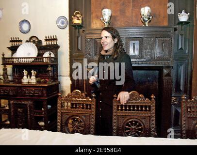 La fille de Mazarine Pingeot-Mitterrand du président français François Mitterrand visite la maison natale de son père lors d'une cérémonie marquant le 10e anniversaire de la mort de Mitterrand, le 08 janvier 2006 à Jarnac, dans le sud-ouest de la France. Des centaines de fidèles socialistes se sont joints aux meilleurs membres de la famille et des cuivres du parti pour une cérémonie de pose de couronnes le matin dans le cimetière de Jarnac, ville natale de Mitterrand, dans le Cognac. Photo de Michel Gangne/POOL/ABACAPRESS.COM. Banque D'Images