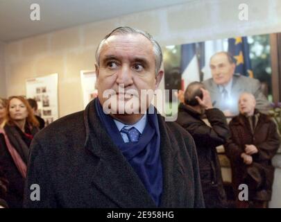 L'ancien Premier ministre Jean-Pierre Raffarin visite la maison natale du président François Mitterrand au cours d'une cérémonie marquant le 10e anniversaire de sa mort, le 08 janvier 2006 à Jarnac, dans le sud-ouest de la France. Des centaines de fidèles socialistes se sont joints aux meilleurs membres de la famille et des cuivres du parti pour une cérémonie de pose de couronnes le matin dans le cimetière de Jarnac, ville natale de Mitterrand, dans le Cognac. Photo de Michel Gangne/POOL/ABACAPRESS.COM. Banque D'Images