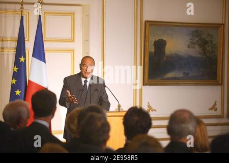 Le Président français Jacques Chirac donne son adresse du nouvel an aux fonctionnaires de la préfecture de Lorraine, à Metz, dans l'est de la France, le 6 janvier 2006. Photo par Albert Facelly/Pool/ABACAPRESS.COM Banque D'Images