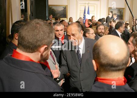 Le Président français Jacques Chirac donne son adresse du nouvel an aux fonctionnaires de la préfecture de Lorraine, à Metz, dans l'est de la France, le 6 janvier 2006. Photo par Albert Facelly/Pool/ABACAPRESS.COM Banque D'Images