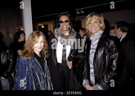 Isabelle Huppert, Betty Lagardere et Hélène Arnault assistent à l'exposition « la Femme aux Portraits » dédiée aux photos Isabelle Huppert réalisée avec des photographes célèbres au Couvent des Cordeliers à Paris, France, le 6 janvier 2006. Photo de Bruno Klein/ABACAPRESS.COM Banque D'Images