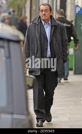 Le présentateur français Jean-Pierre Pernaut assiste aux funérailles du cameramen français Manuel Joachim à l'église Saint Pierre du gros Caillou, à Paris, le 10 janvier 2006. Photo de Nicolas Gouhier/ABACAPRESS.COM Banque D'Images