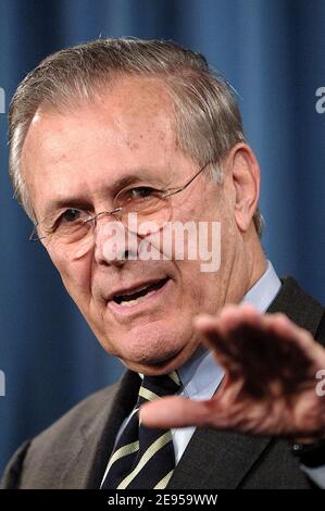 Le secrétaire à la Défense Donald Rumsfeld répond à la sénatrice américaine Hillary Clinton qui appelle à une enquête sur des rapports selon lesquels davantage d'armures corporelles auraient pu empêcher la mort de certains soldats américains et de marins en Irak lors d'une conférence de presse au Pentagone le 12 janvier 2006. Photo par Olivier Douliery/ABACAPRESS.COM Banque D'Images