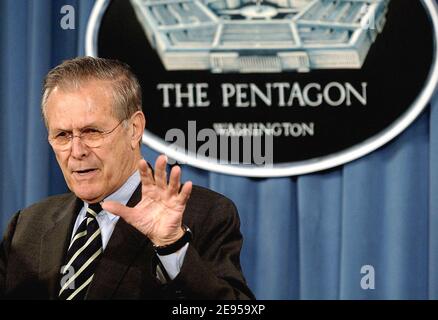 Le secrétaire à la Défense Donald Rumsfeld répond à la sénatrice américaine Hillary Clinton qui appelle à une enquête sur des rapports selon lesquels davantage d'armures corporelles auraient pu empêcher la mort de certains soldats américains et de marins en Irak lors d'une conférence de presse au Pentagone le 12 janvier 2006. Photo par Olivier Douliery/ABACAPRESS.COM Banque D'Images