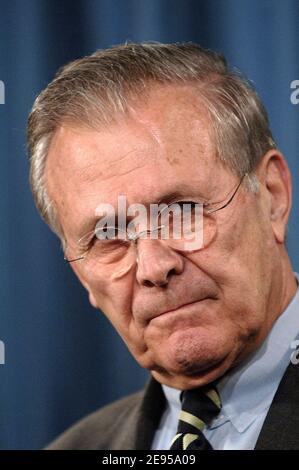 Le secrétaire à la Défense Donald Rumsfeld répond à la sénatrice américaine Hillary Clinton qui appelle à une enquête sur des rapports selon lesquels davantage d'armures corporelles auraient pu empêcher la mort de certains soldats américains et de marins en Irak lors d'une conférence de presse au Pentagone le 12 janvier 2006. Photo par Olivier Douliery/ABACAPRESS.COM Banque D'Images
