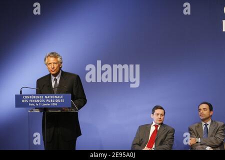 Le Premier ministre Dominique de Villepin avec Philippe Bas, ministre délégué à la sécurité sociale, aux personnes âgées, aux personnes handicapées et à la famille, Jean-François Cope, ministre délégué à la réforme du budget et de l'administration, présente des plans pour réduire la dette massive du pays lors d'une réunion sur les finances publiques à Paris, France, Le 12 janvier 2006. Photo de Mehdi Taamallah/ABACAPRESS.COM Banque D'Images