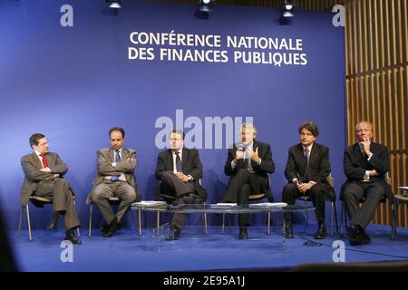 (De gauche à droite) Philippe Bas, Ministre délégué à la sécurité sociale, aux personnes âgées, au Disable et à la famille, Jean-François Cope, Ministre délégué à la réforme du budget et de l'administration, Xavier Bertrand, Ministre de la Santé et de la solidarité, Premier Ministre Dominique de Villepin et Thierry Breton, Ministre de l'économie, Finances et Industrie présentent des plans pour réduire la dette massive du pays lors d'une réunion sur les finances publiques à Paris, France, le 12 janvier 2006. Photo de Mehdi Taamallah/ABACAPRESS.COM Banque D'Images