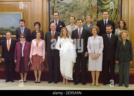 Famille royale espagnole avec les parents de la princesse Letizia Jesus Ortiz et Paloma Rocasolano posent pendant le baptême du prince Felipe des Asturies et de la fille de la princesse Letizia Infanta de l'Espagne la princesse Leonor Borbon-Ortiz au Palais Zarzuela à Madrid, Espagne, le 14 janvier 2006. Photo par Pool/ABACAPRESS.COM Banque D'Images