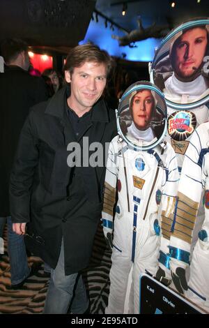 Laurent Romejko, présentateur de la télévision française, participe à la première de « un Ticket pour l'espace » au Planet Hollywood à Paris, en France, le 13 janvier 2006. Photo de Benoit Pinguet/ABACAPRESS.COM Banque D'Images