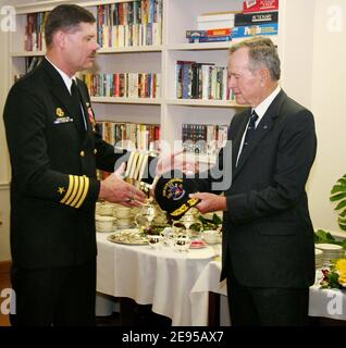 USS San Antonio (LPD 17) le commandant, le capitaine Jonathan M. Padfield, présente à l'ancien président américain George Bush une casquette de bal honorifique, pendant la journée de mise en service à bord de San Antonio. Le président Bush a présenté le discours clé lors de la cérémonie qui s'est tenue à bord de la base navale d'Ingleside, au Texas, le 14 janvier 2006. Photo par USN via ABACAPRESS.COM Banque D'Images