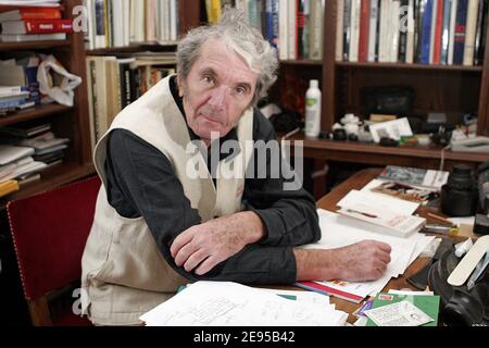 EXCLUSIF. Claude Gubler, docteur du défunt président français François Mitterrand, pose dans sa maison à Cuges-les-Pins, près de Marseille, dans le sud de la France, le 16 janvier 2006. Il est l'auteur du livre "le grand secret" sur la vie de François Mitterrand. Photo de Gerald Holubowicz/ABACAPRESS.COM Banque D'Images