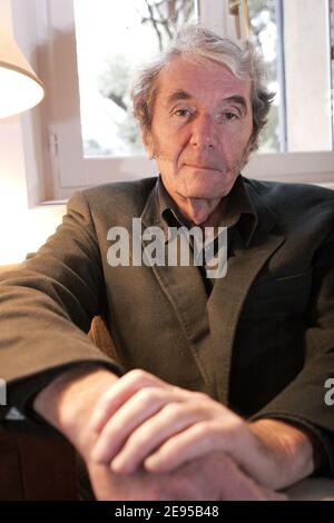 EXCLUSIF. Claude Gubler, docteur du défunt président français François Mitterrand, pose dans sa maison à Cuges-les-Pins, près de Marseille, dans le sud de la France, le 16 janvier 2006. Il est l'auteur du livre "le grand secret" sur la vie de François Mitterrand. Photo de Gerald Holubowicz/ABACAPRESS.COM Banque D'Images