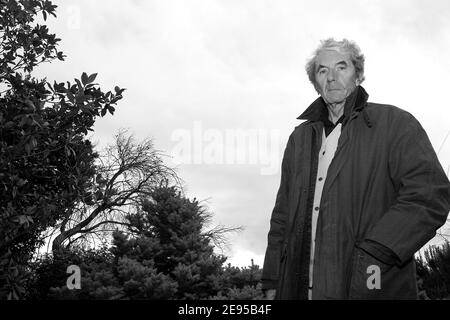 EXCLUSIF. Claude Gubler, docteur du défunt président français François Mitterrand, pose dans sa maison à Cuges-les-Pins, près de Marseille, dans le sud de la France, le 16 janvier 2006. Il est l'auteur du livre "le grand secret" sur la vie de François Mitterrand. Photo de Gerald Holubowicz/ABACAPRESS.COM Banque D'Images