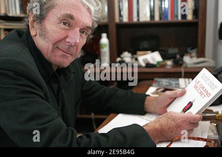 EXCLUSIF. Claude Gubler, docteur du défunt président français François Mitterrand, pose dans sa maison à Cuges-les-Pins, près de Marseille, dans le sud de la France, le 16 janvier 2006. Il est l'auteur du livre "le grand secret" sur la vie de François Mitterrand. Photo de Gerald Holubowicz/ABACAPRESS.COM Banque D'Images