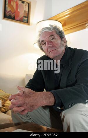 EXCLUSIF. Claude Gubler, docteur du défunt président français François Mitterrand, pose dans sa maison à Cuges-les-Pins, près de Marseille, dans le sud de la France, le 16 janvier 2006. Il est l'auteur du livre "le grand secret" sur la vie de François Mitterrand. Photo de Gerald Holubowicz/ABACAPRESS.COM Banque D'Images