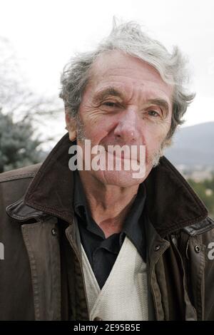 EXCLUSIF. Claude Gubler, docteur du défunt président français François Mitterrand, pose dans sa maison à Cuges-les-Pins, près de Marseille, dans le sud de la France, le 16 janvier 2006. Il est l'auteur du livre "le grand secret" sur la vie de François Mitterrand. Photo de Gerald Holubowicz/ABACAPRESS.COM Banque D'Images