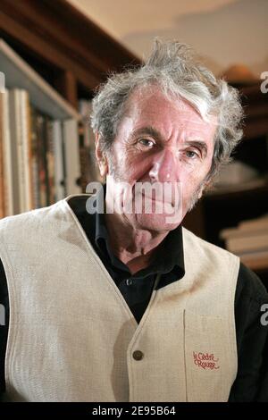 EXCLUSIF. Claude Gubler, docteur du défunt président français François Mitterrand, pose dans sa maison à Cuges-les-Pins, près de Marseille, dans le sud de la France, le 16 janvier 2006. Il est l'auteur du livre "le grand secret" sur la vie de François Mitterrand. Photo de Gerald Holubowicz/ABACAPRESS.COM Banque D'Images