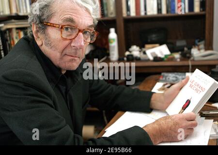 EXCLUSIF. Claude Gubler, docteur du défunt président français François Mitterrand, pose dans sa maison à Cuges-les-Pins, près de Marseille, dans le sud de la France, le 16 janvier 2006. Il est l'auteur du livre "le grand secret" sur la vie de François Mitterrand. Photo de Gerald Holubowicz/ABACAPRESS.COM Banque D'Images